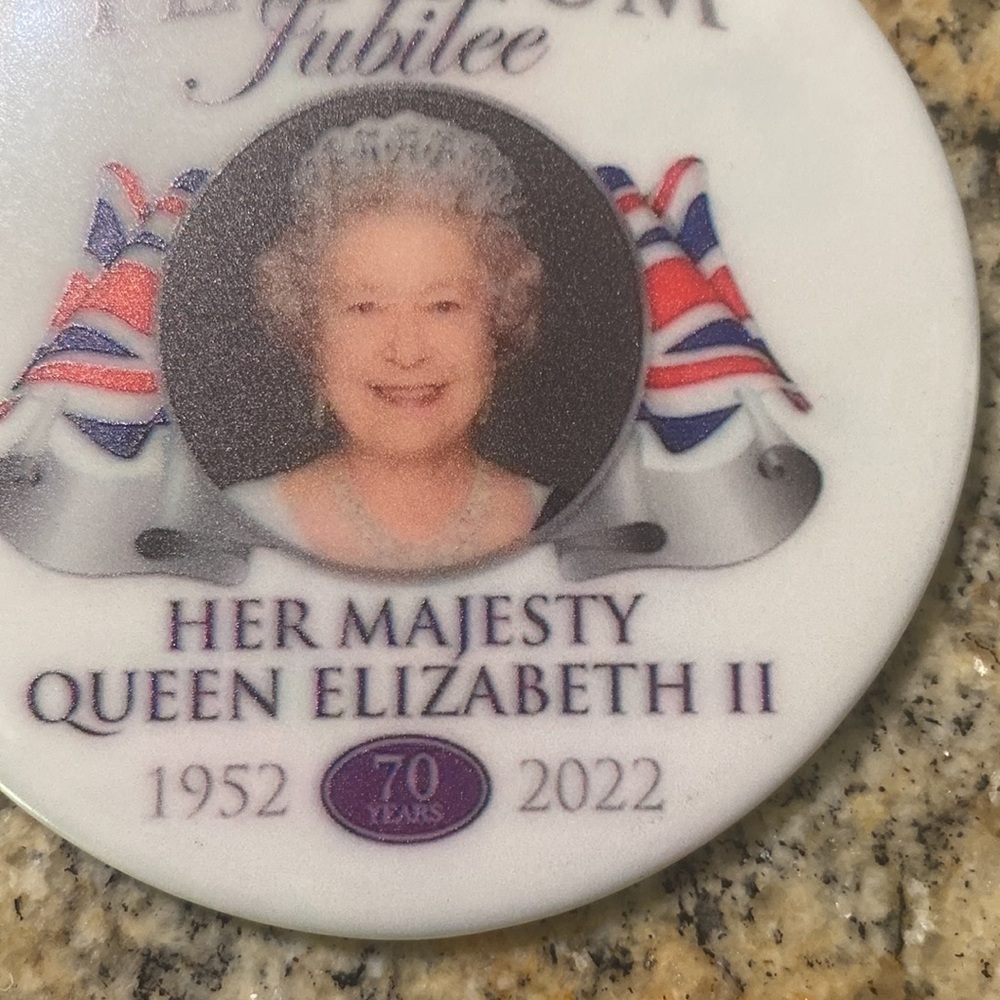 Queen Elizabeth II Her majesty ornament collector 3” - Picture 2 of 3